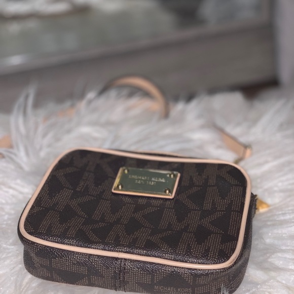 MICHAEL KORS CROSSBODY PURSE 👛 👜 - Picture 2 of 7